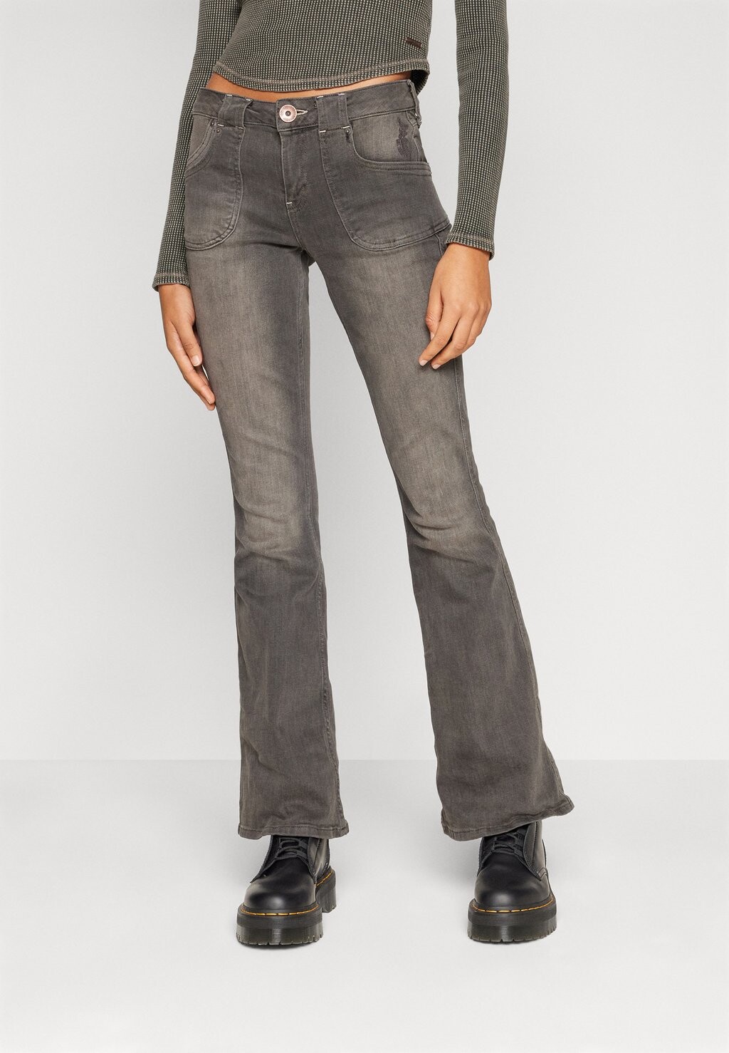 

Джинсы Bootcut TIANA MID RISE FLARE BDG Urban Outfitters, стираный черный