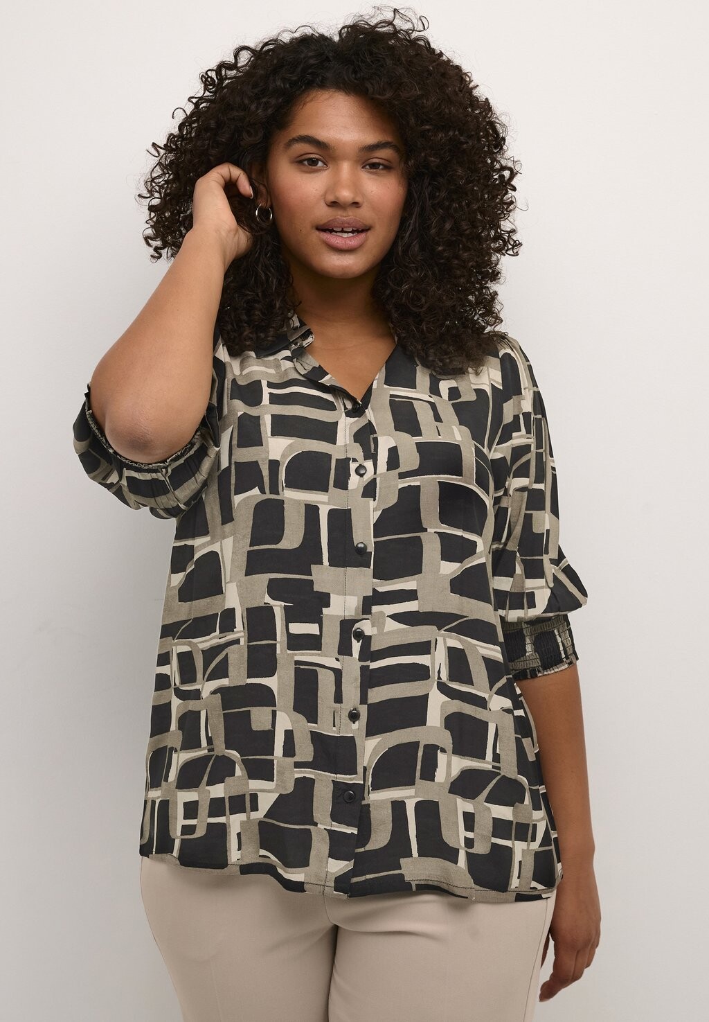 

Блузка-рубашка NATALIA Kaffe Curve, цвет black beige graphic print