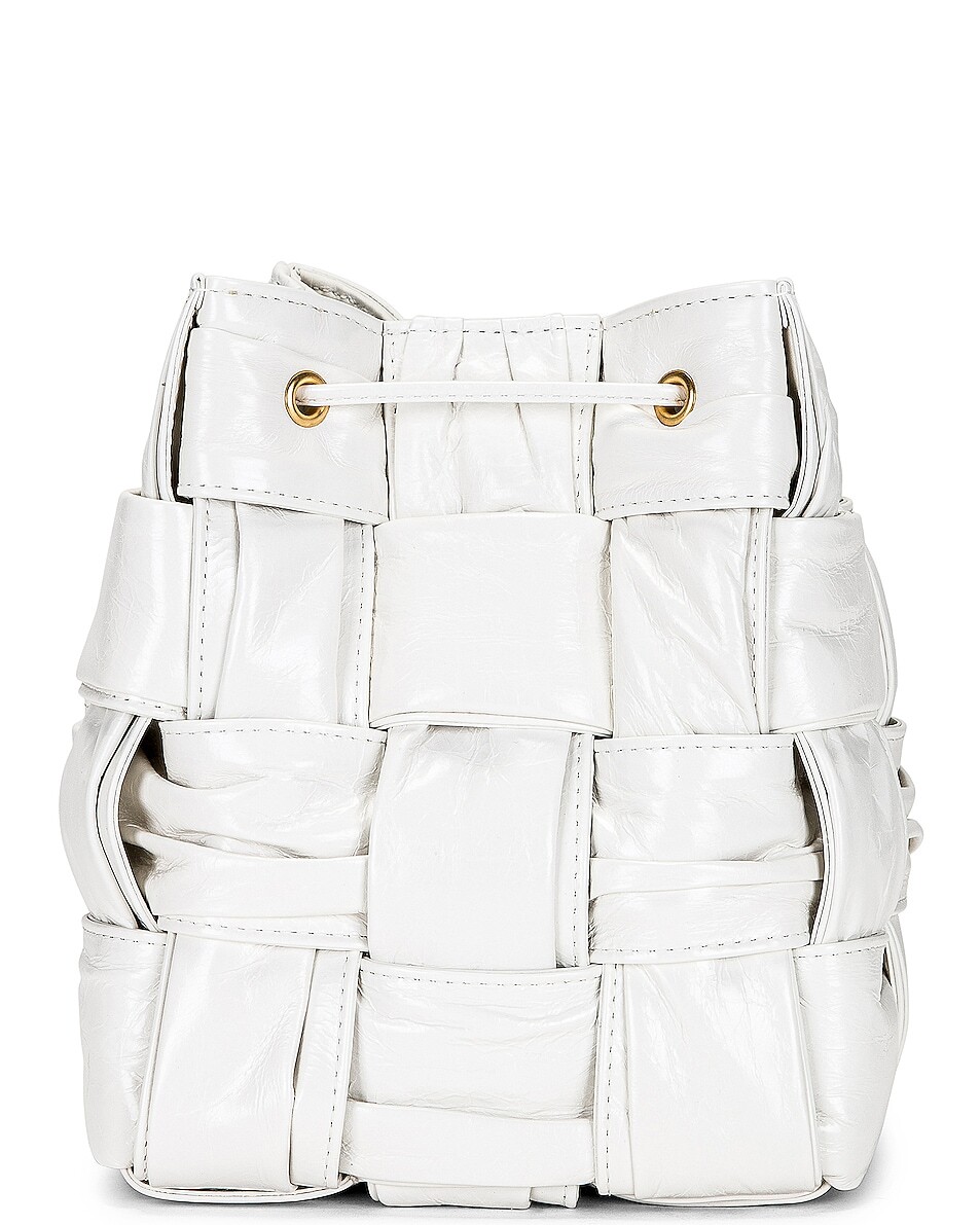 

Сумка мини Bottega Veneta Small Cross Body Bucket, цвет White & Gold