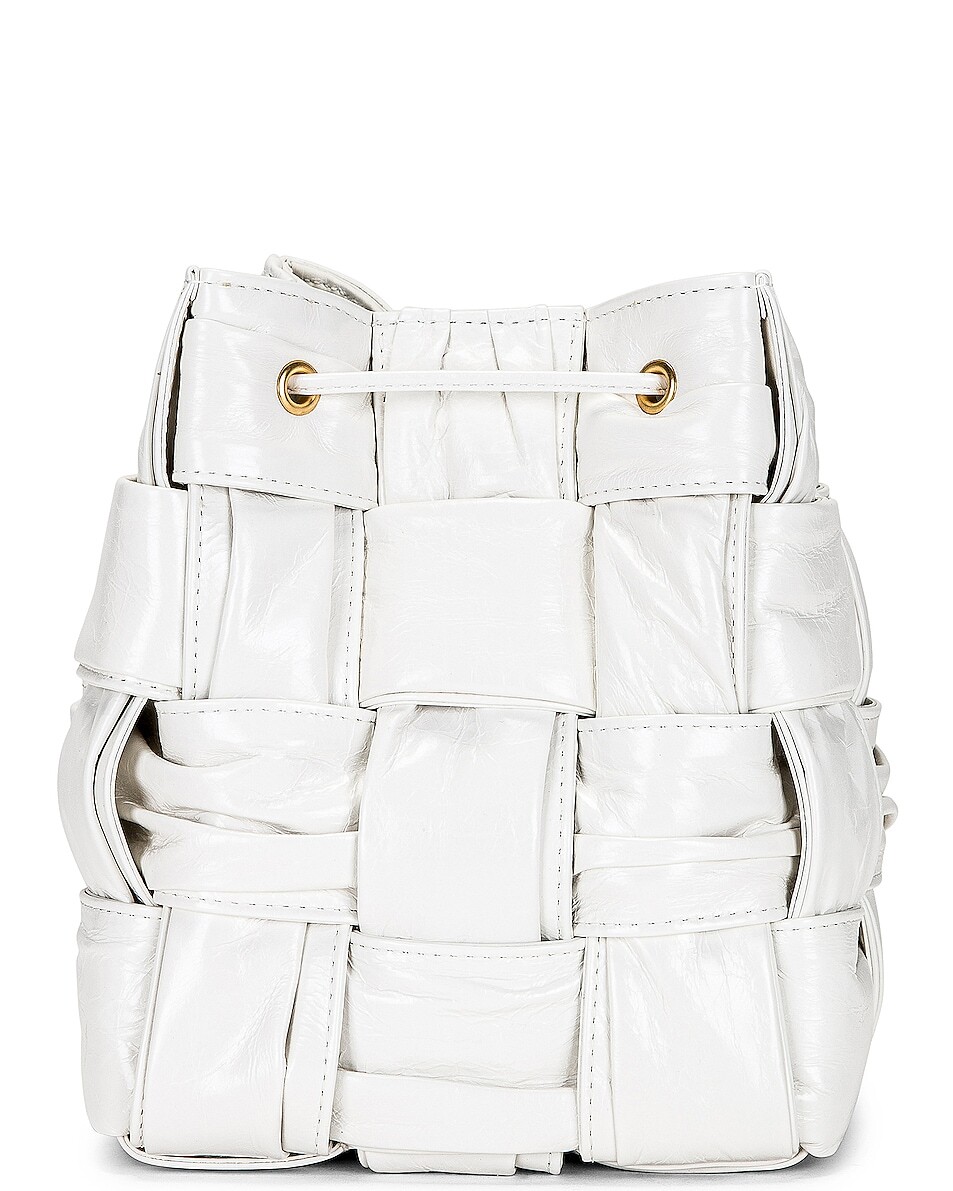 цена Сумка мини Bottega Veneta Small Cross Body Bucket, цвет White & Gold