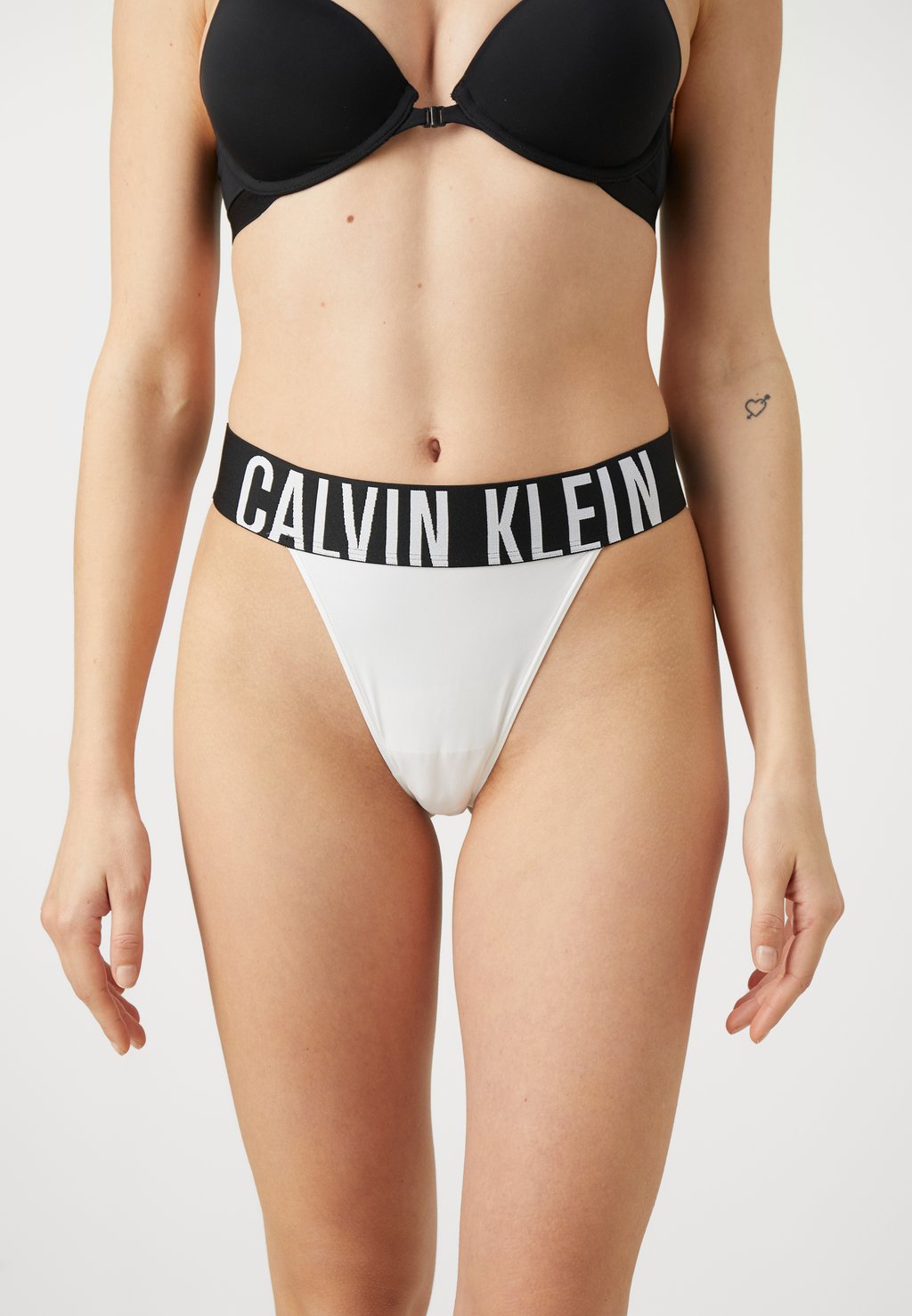 

Стринги Calvin Klein Underwear, белый