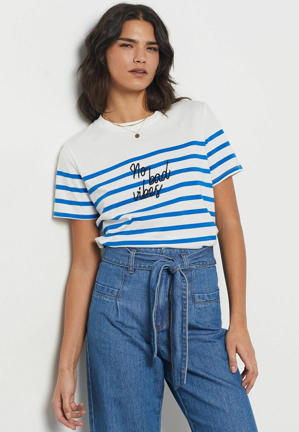 

Футболка с принтом RIVER Etam, цвет Off-White