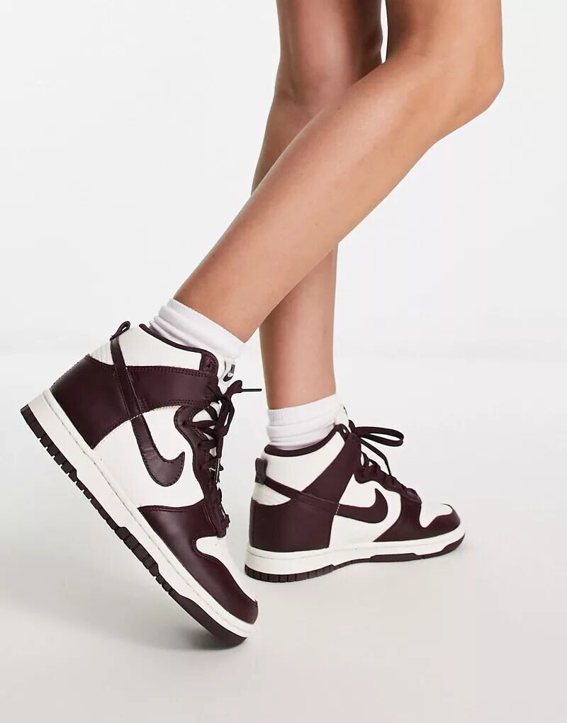 

Бело-бордовые кроссовки Nike Dunk High
