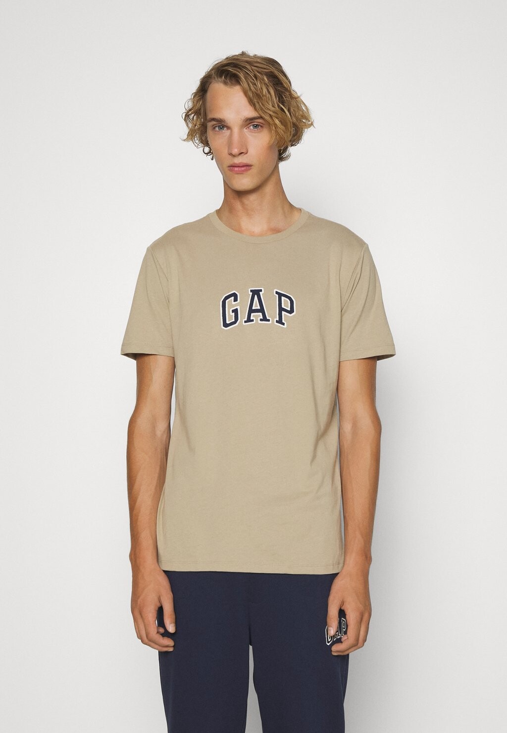 

Футболка с принтом GAP, светло-коричневый