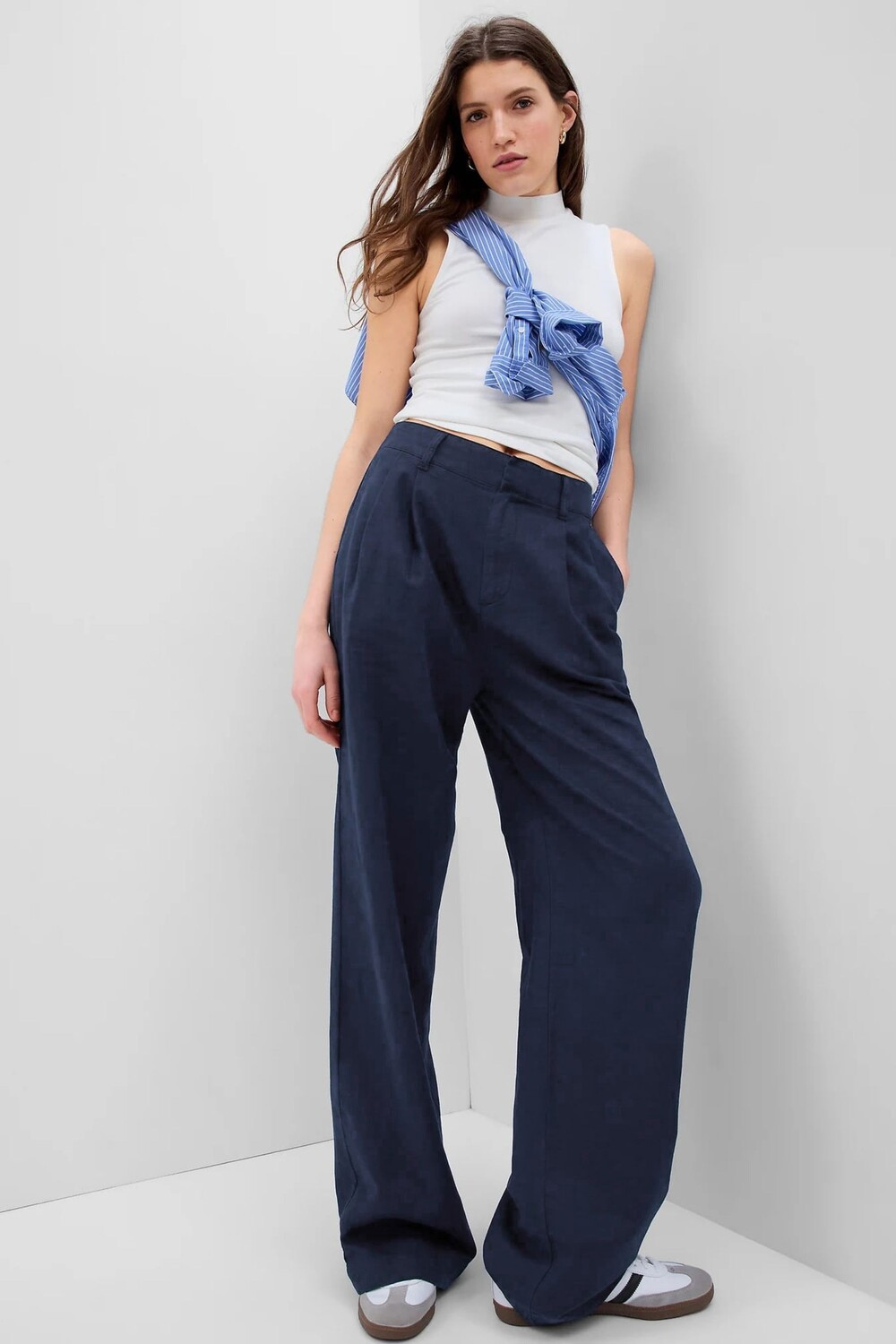 

Плиссированные брюки из смесового льна Gap, синий