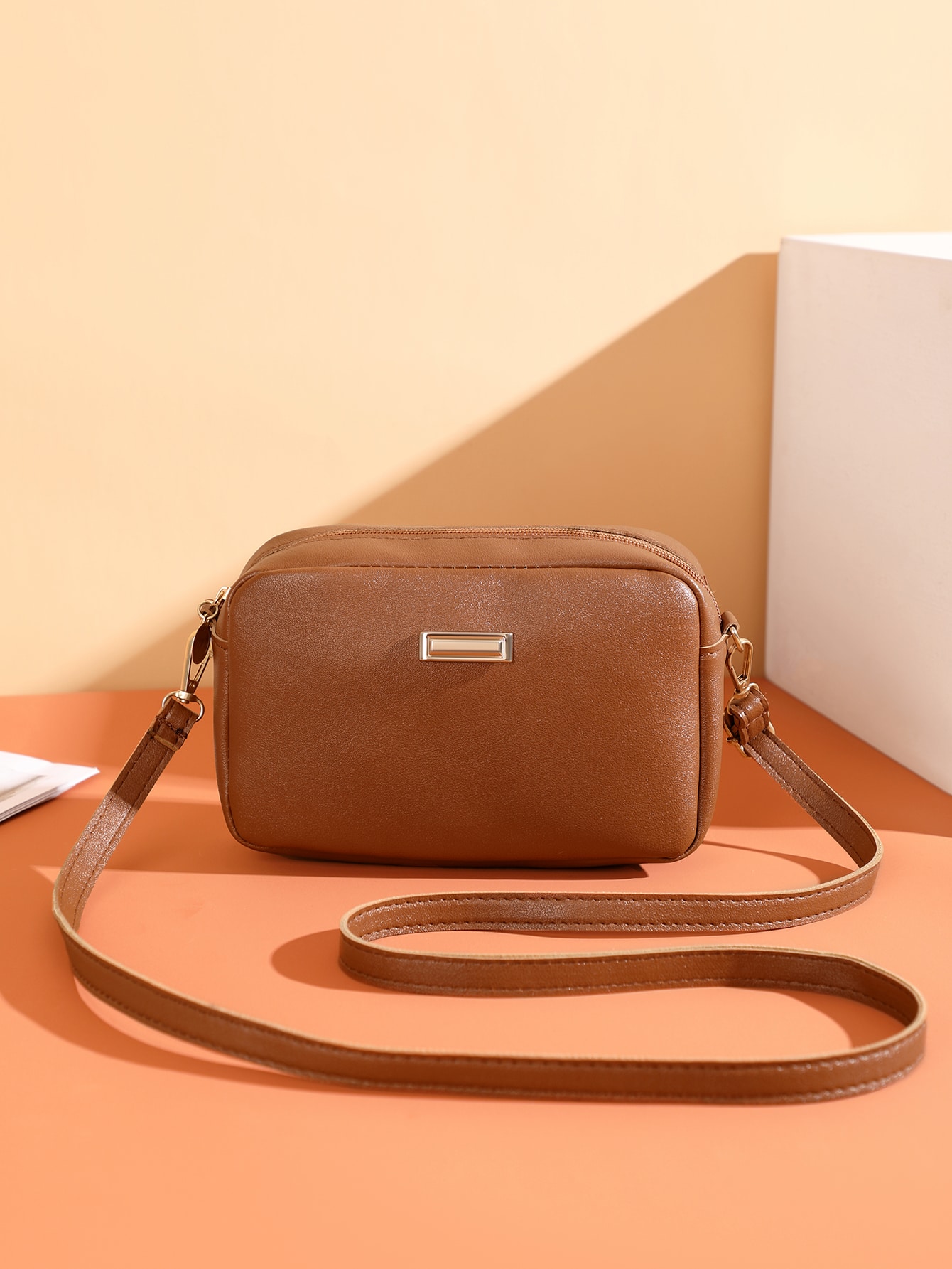 Мини-минималистская квадратная сумка с металлическим декором на молнии, коричневый