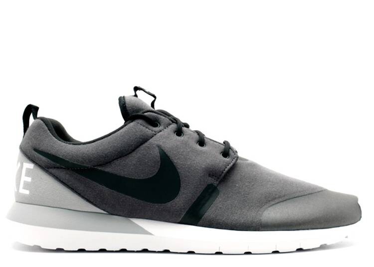 

Кроссовки Nike ROSHERUN NM W SP 'TECH FLEECE',