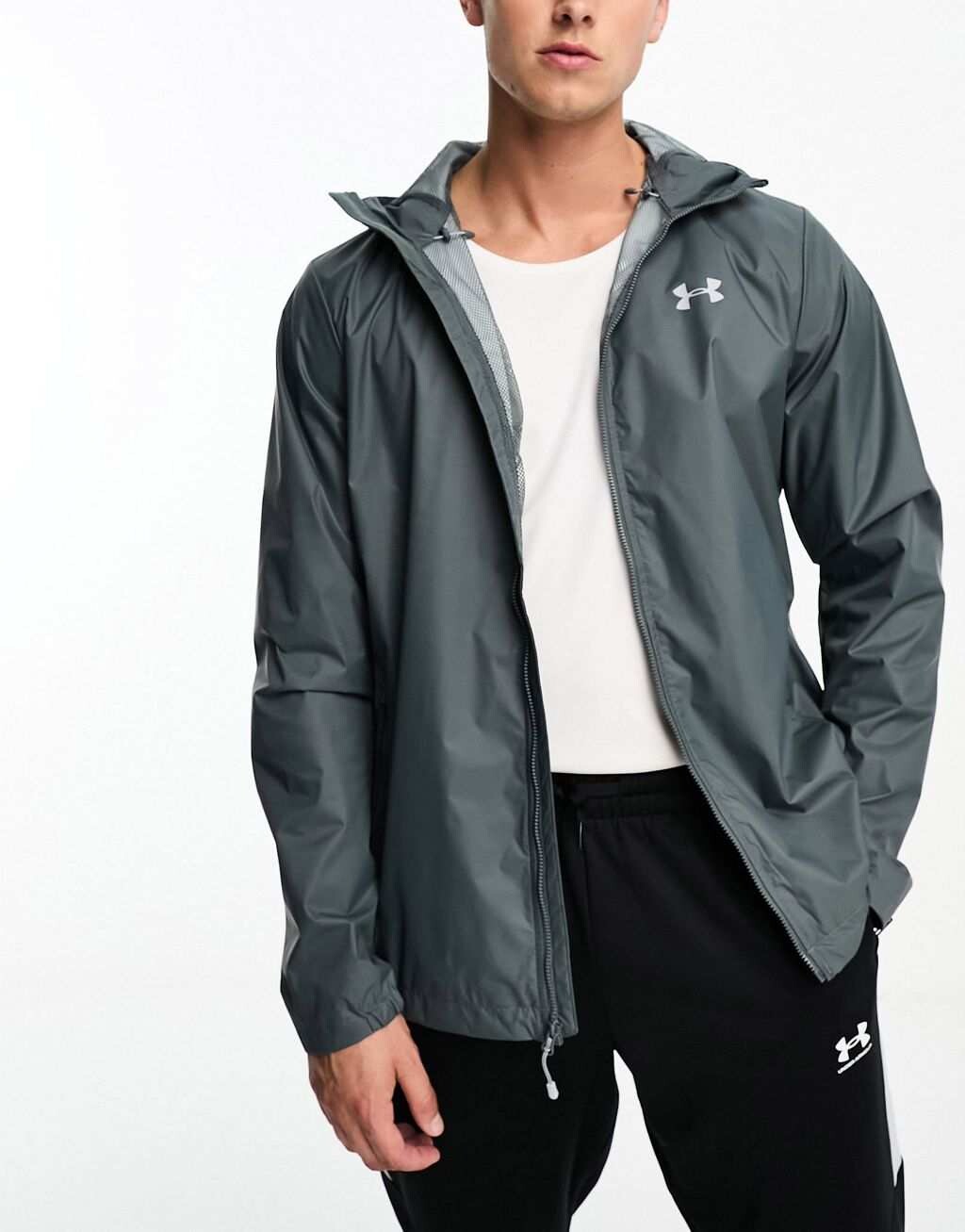 

Серый дождевик Under Armour Forefront