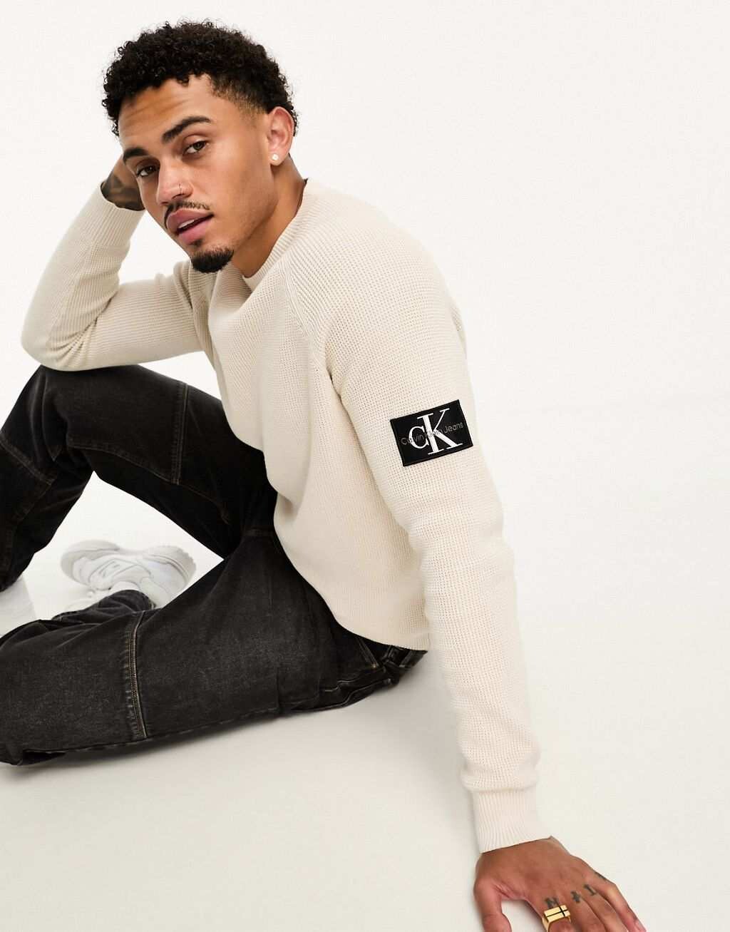 

Бежевый свитер с логотипом Calvin Klein Jeans