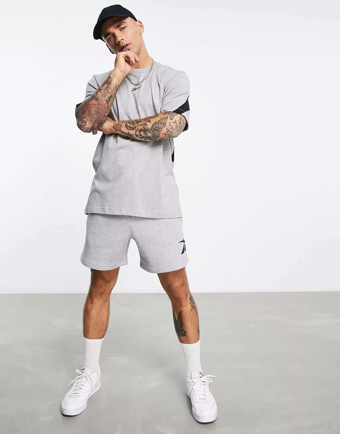

Серые шорты Reebok Classics Brand гордые