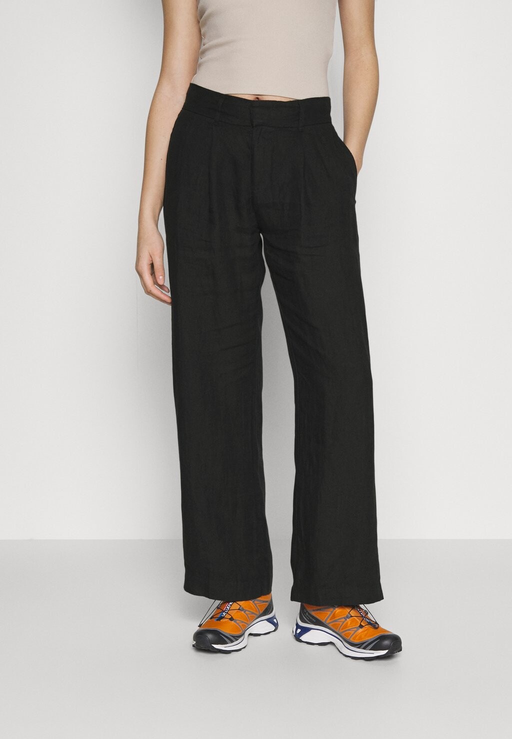

Брюки Gina Tricot, черный