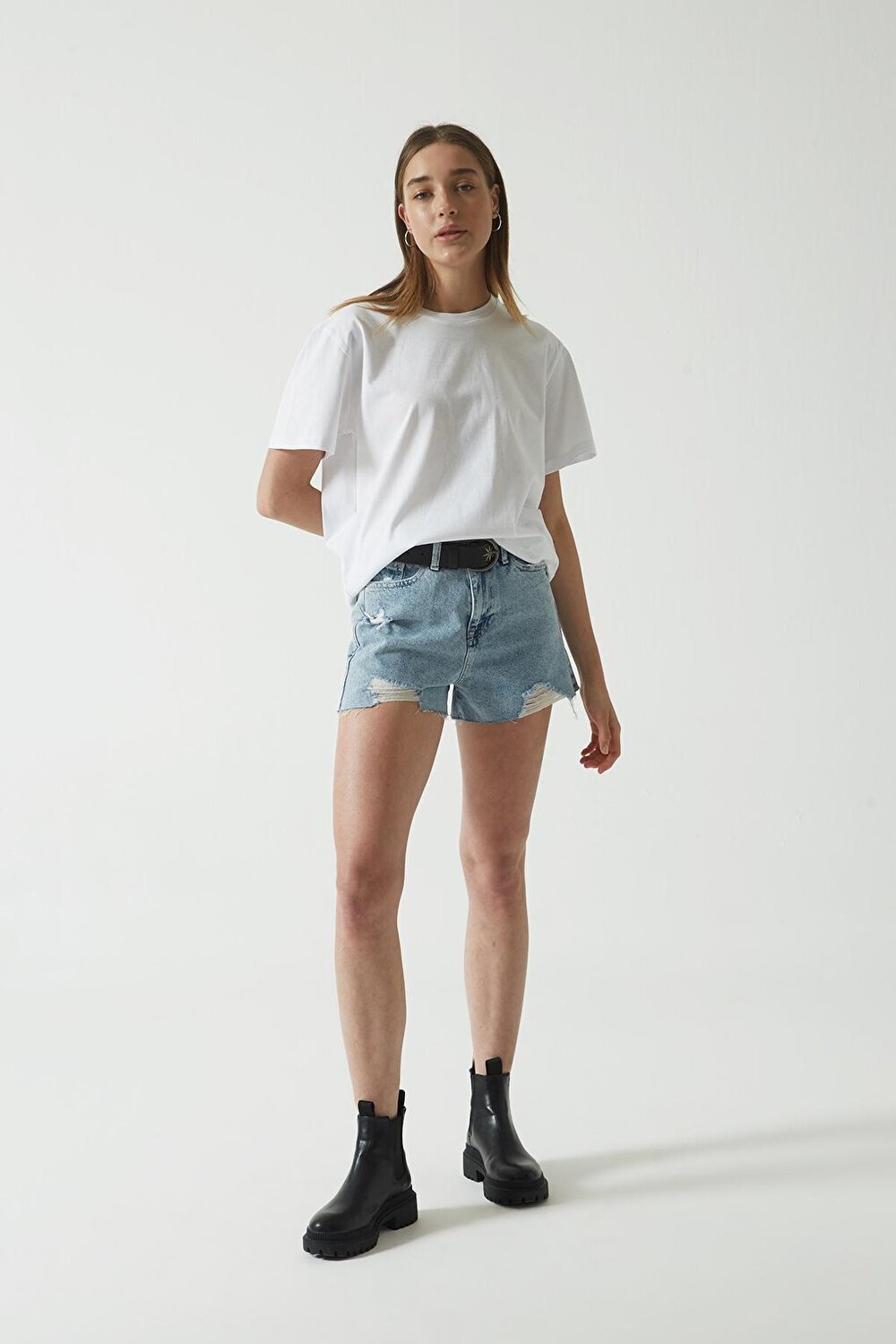 

Синие джинсовые шорты с потертостями и высокой талией C 4534-009 CROSS JEANS
