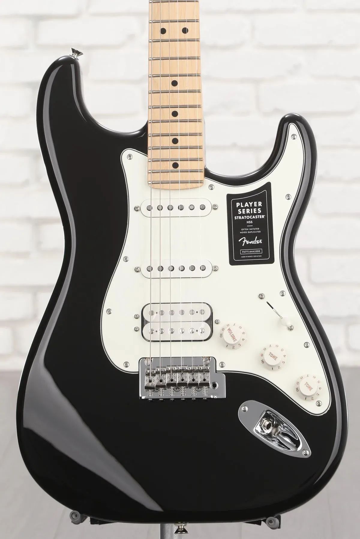 

Fender Player Stratocaster HSS — черный, с кленовой накладкой на гриф