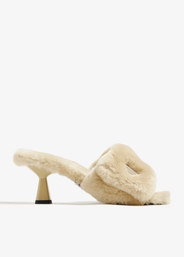 

Сандалии Prada Shearling, бежевый
