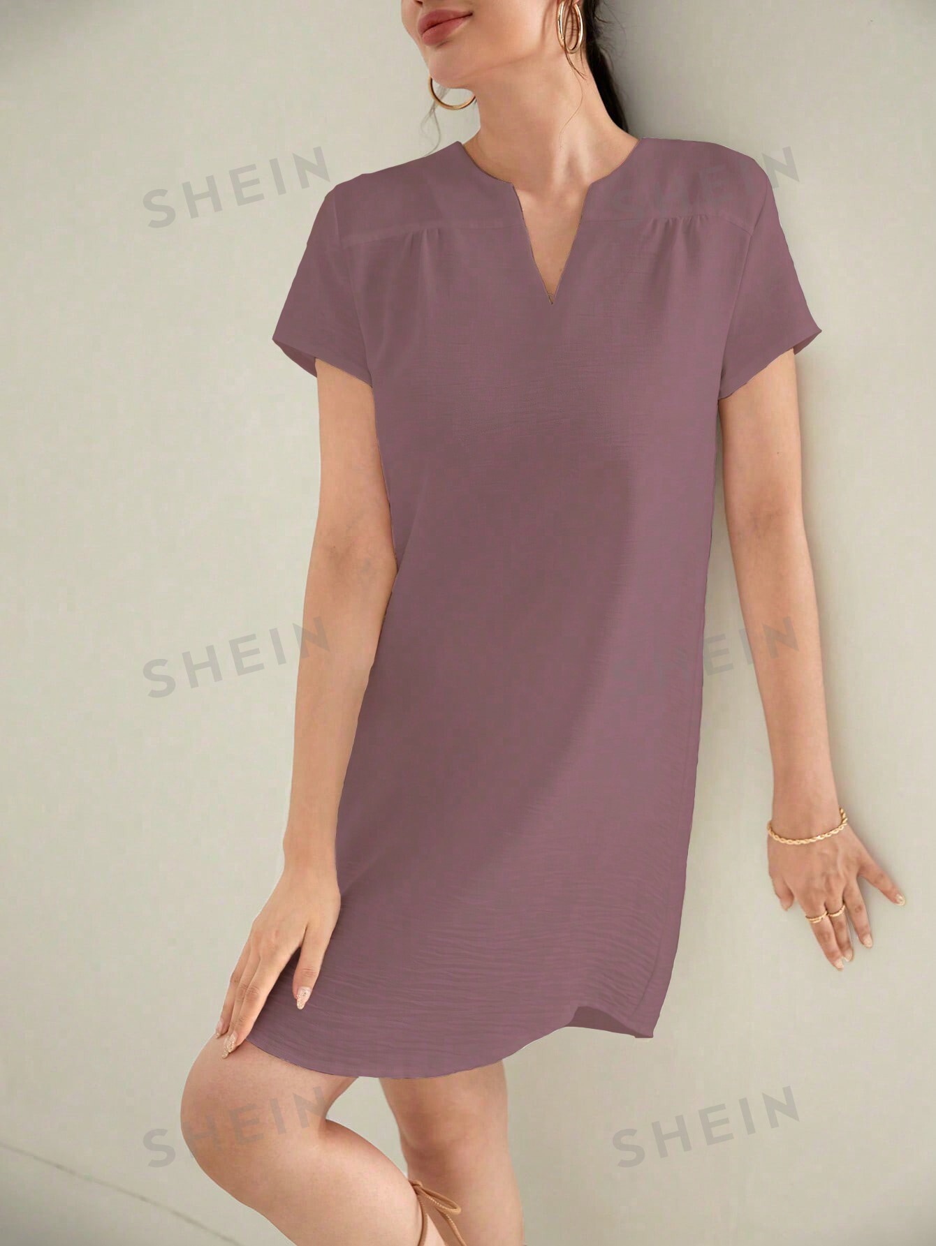 Женское платье трапециевидного силуэта с короткими рукавами и V-образным вырезом, сиреневый фиолетовый