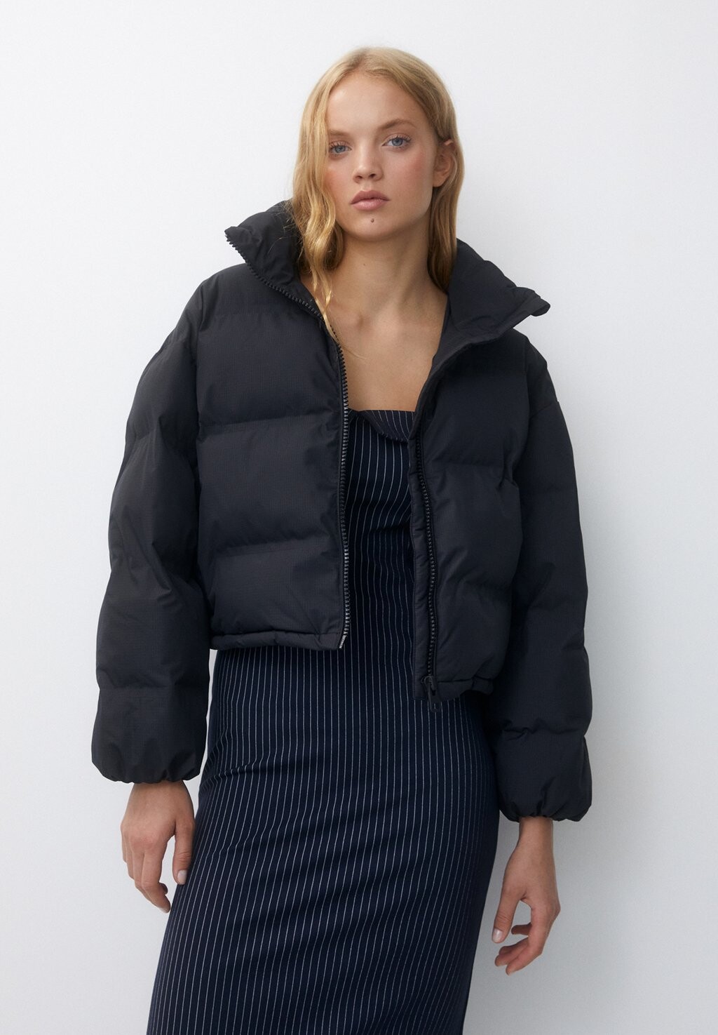 

Зимняя куртка Cropped In Ripstop Puffer PULL&BEAR, черный
