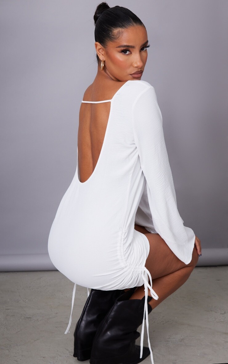 

PrettyLittleThing Белое облегающее платье из фактурного атласа со сборками и открытой спиной по бокам
