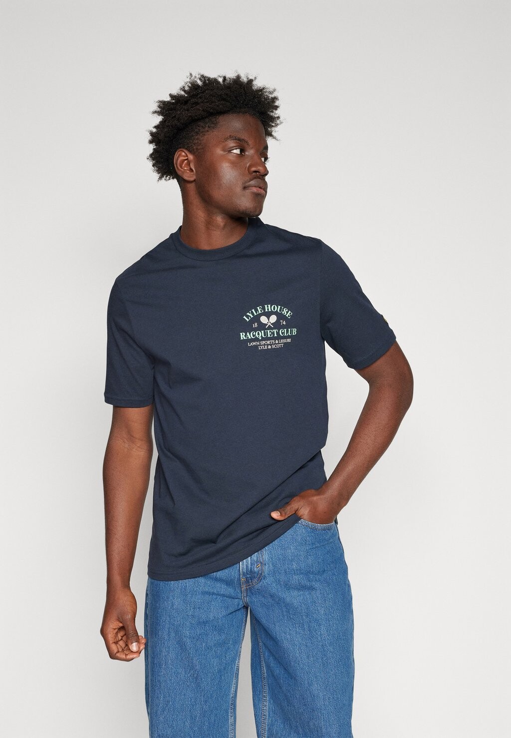 

Футболка с принтом RACQUET CLUB GRAPHIC Lyle & Scott, цвет dark navy