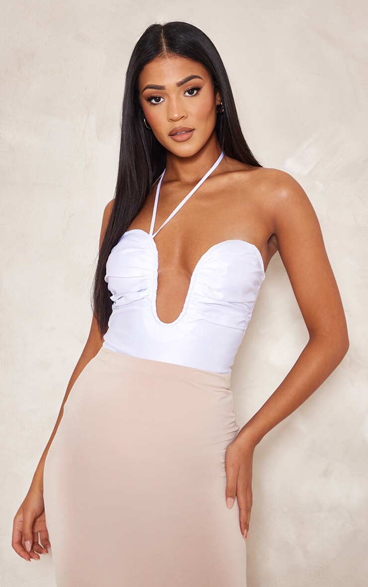 

PrettyLittleThing Высокое белое атласное боди с глубоким вырезом и глубоким вырезом