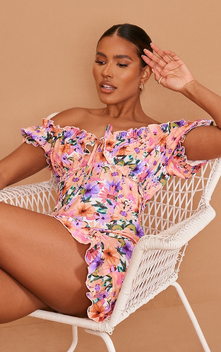 

PrettyLittleThing Облегающее платье со сборками и чашками с разноцветным цветочным принтом и оборками по подолу