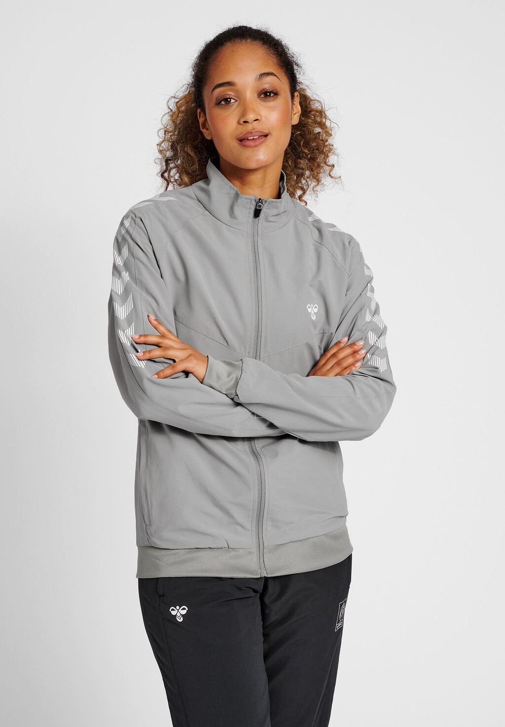 

Куртка тренировочная Hummel СПОРТИВНАЯ КУРТКА ЖЕНСКАЯ, цвет alloy