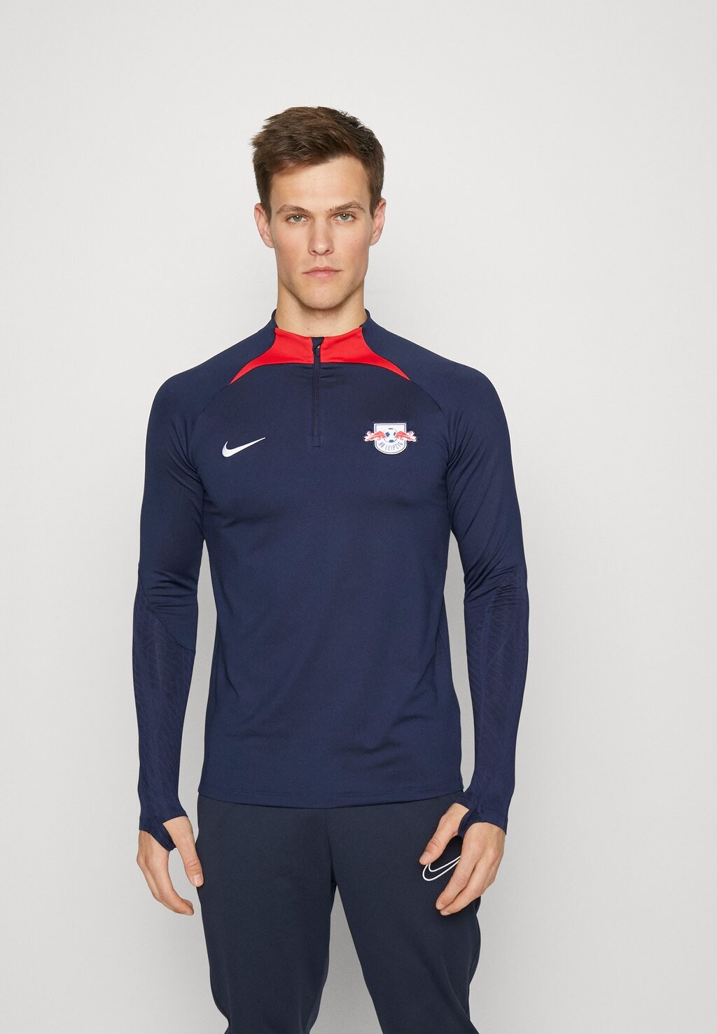 

Спортивная футболка Nike