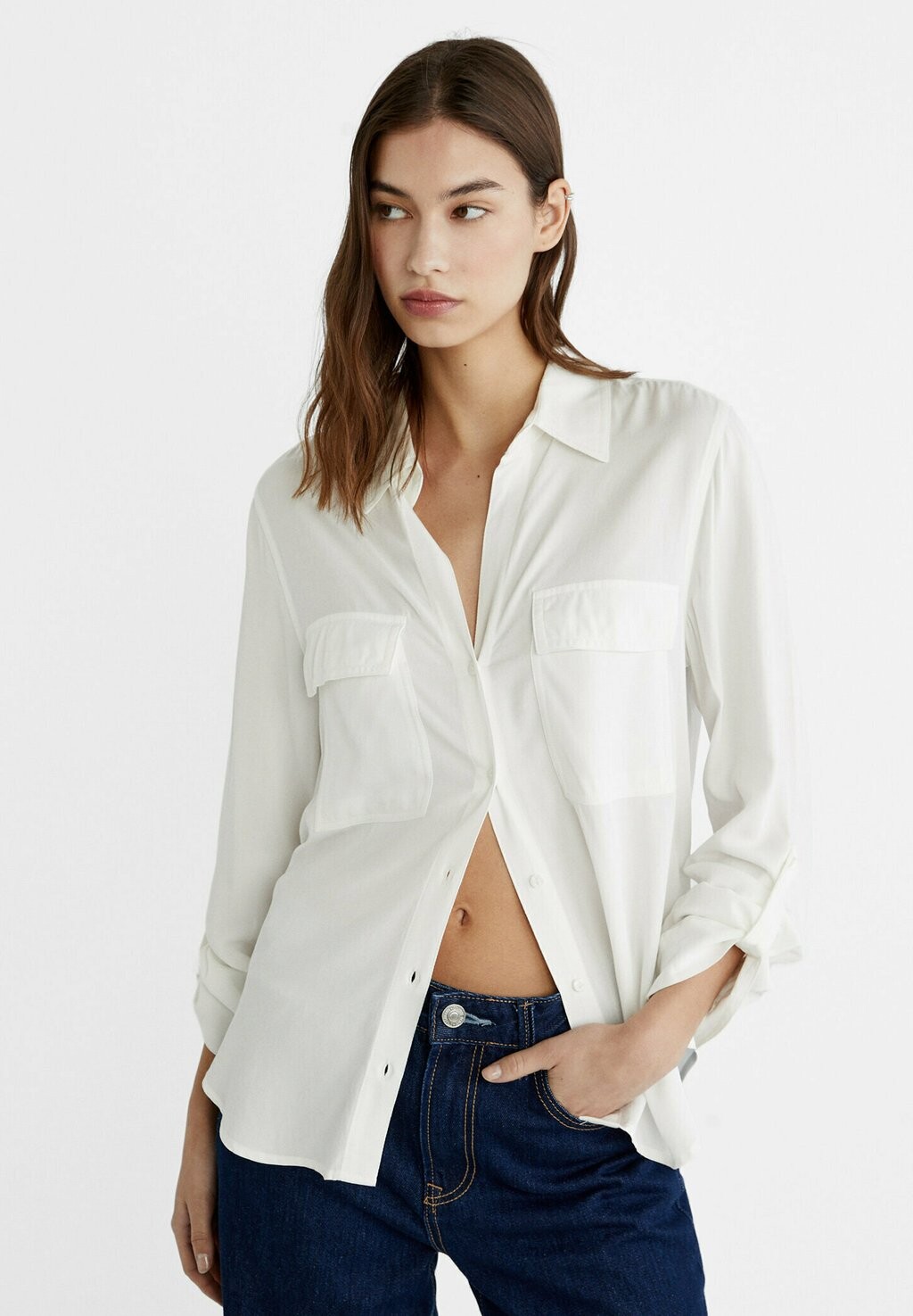 

Блузка-рубашка FLOWING WITH POCKETS Stradivarius, цвет white