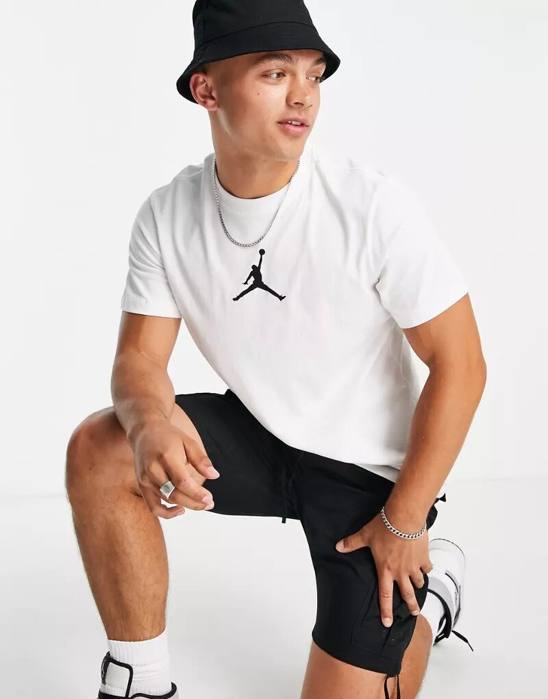 цена Белая футболка Jordan с фирменным логотипом в центре