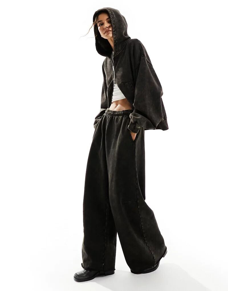 

Коричневые широкие джоггеры Weekday Tiana