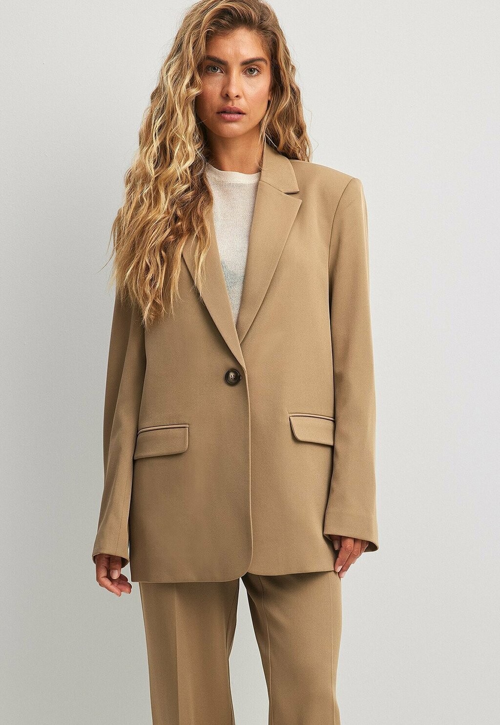 

Полупальто SCHLICHTER NA-KD, цвет dark beige