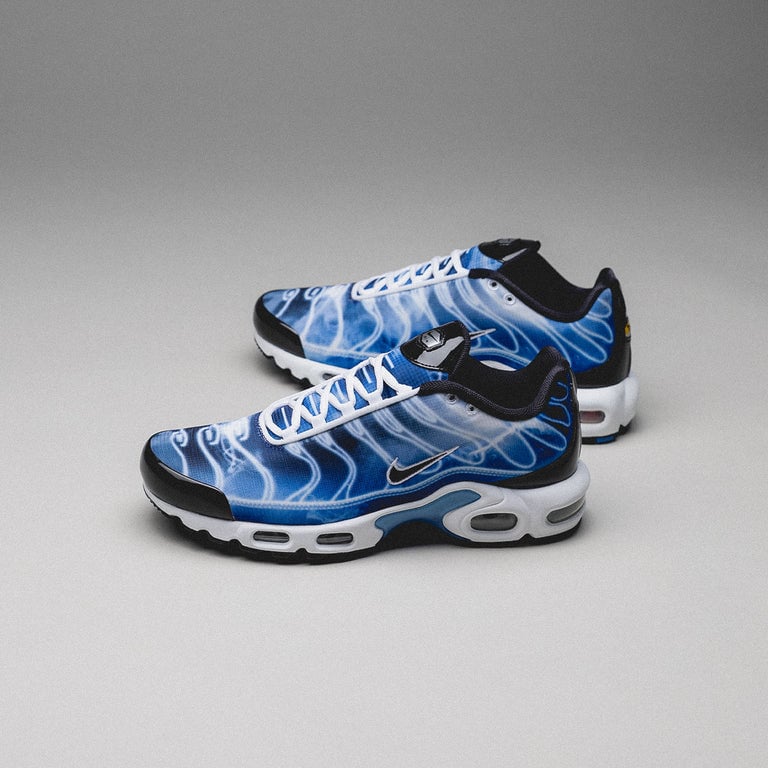 Air max plus light blue and white best sale