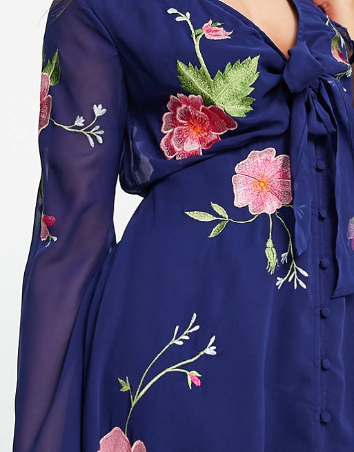 Темно-синее платье миди с цветочной вышивкой ASOS DESIGN с завязкой спереди на пуговицах платье рубашка на пуговицах с цветочной вышивкой oasis темно синий