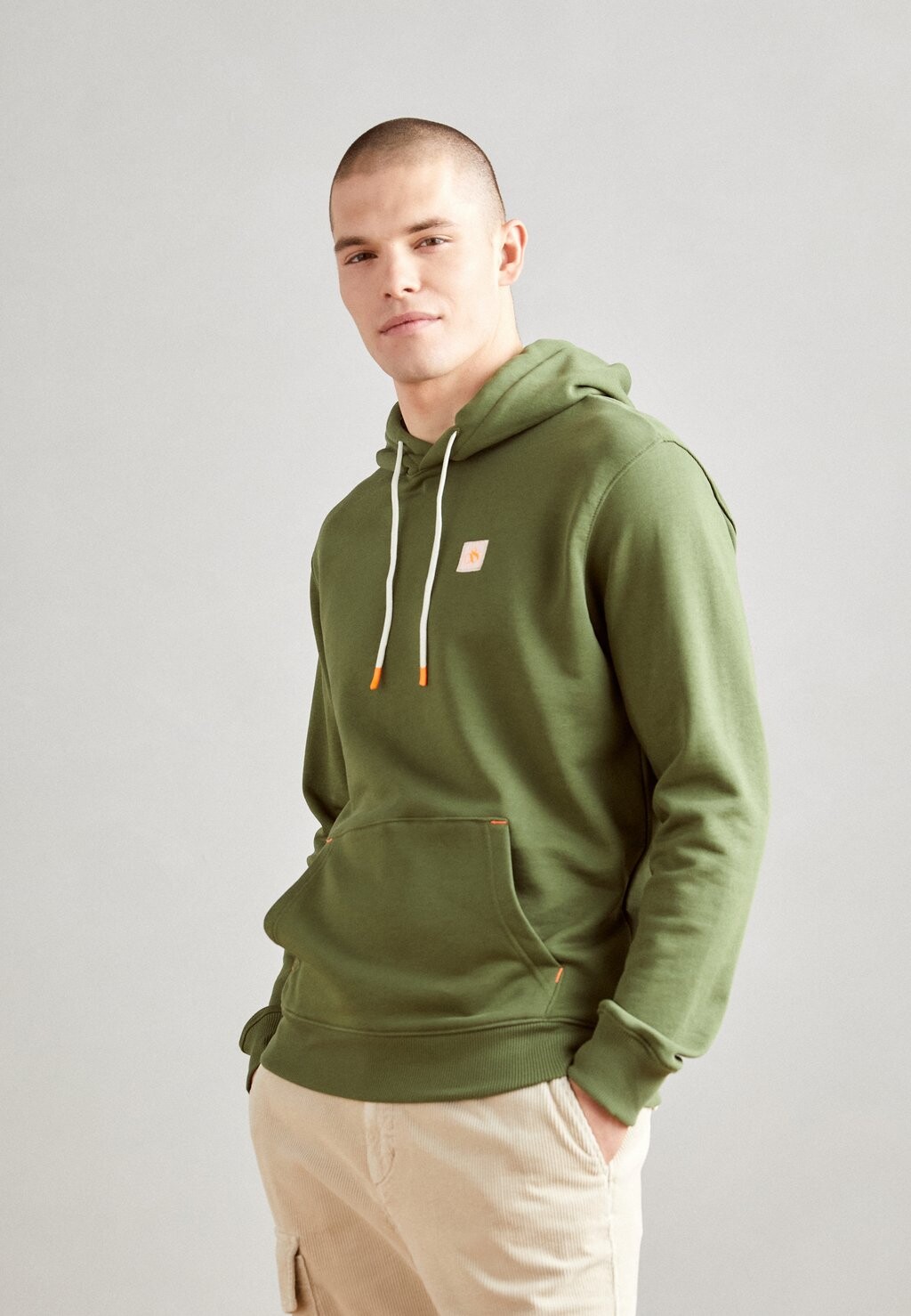 

Толстовка Толстовка с капюшоном REGULAR FIT ESSENTIAL BADGE Scotch & Soda, хаки