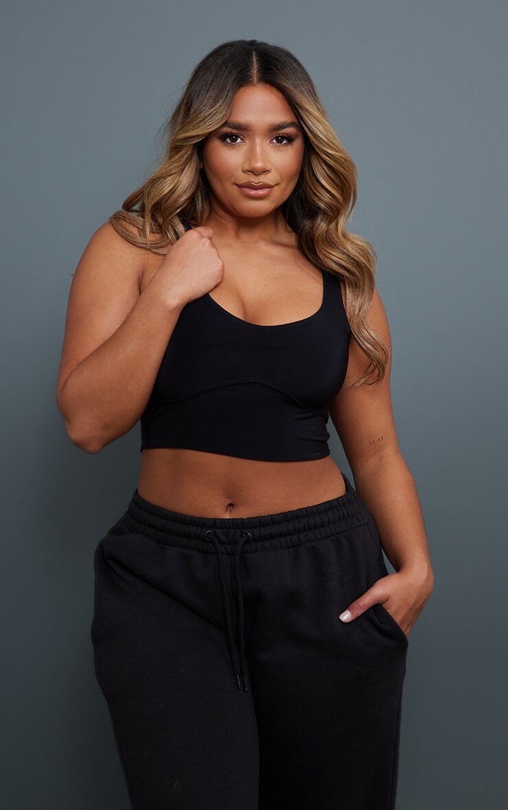 

PrettyLittleThing Черный облегающий укороченный топ с швом под грудью Shape