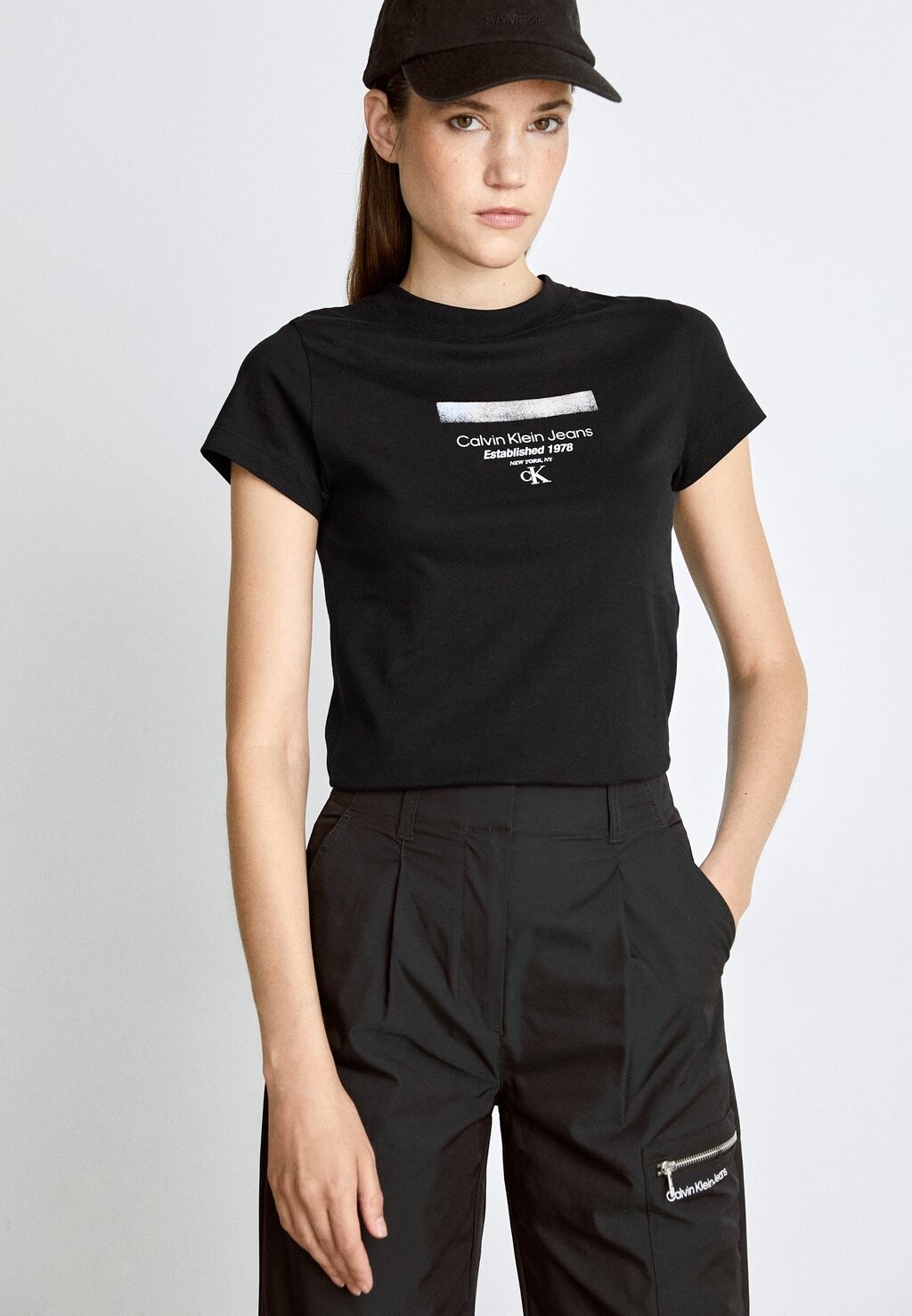 

Футболка с принтом STRIPE LOGO MODERN STRAIGHT TEE Calvin Klein Jeans, черный