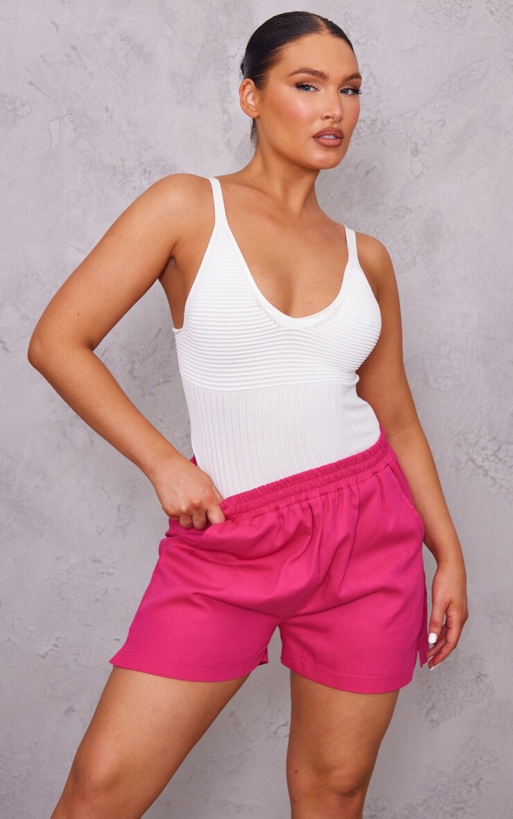 

PrettyLittleThing Розовые шорты для бега из твила