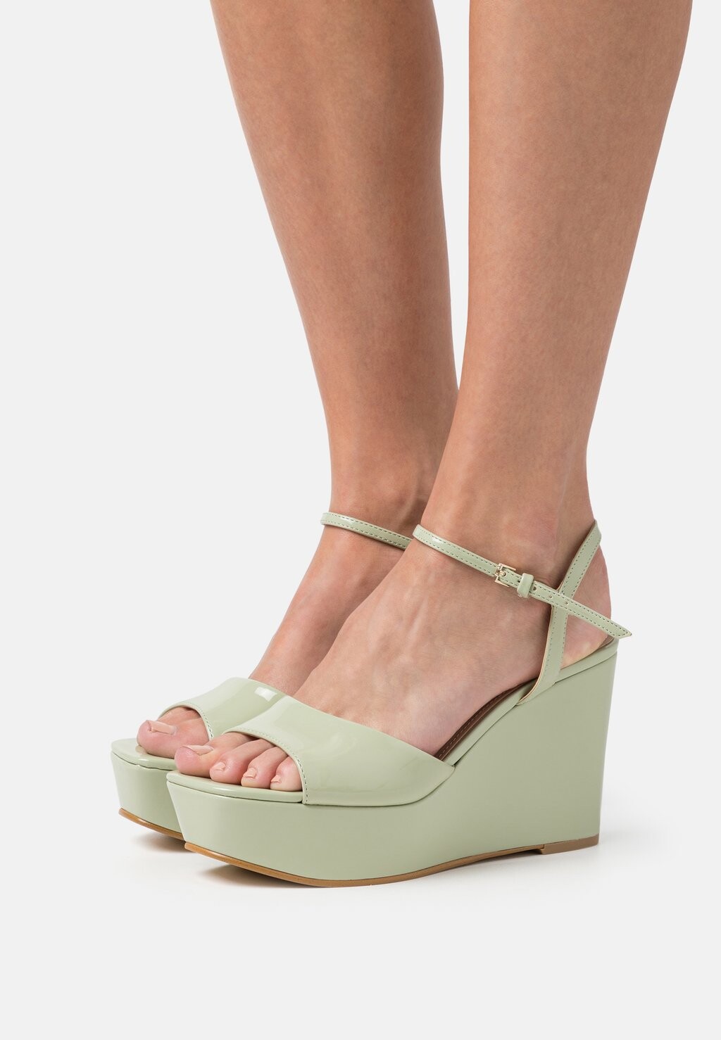 

Босоножки на каблуке Guess