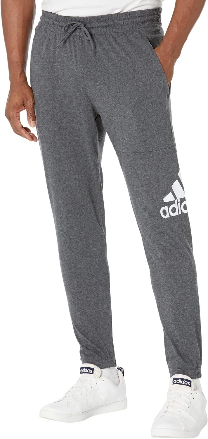 

Спортивные брюки с зауженным значком Essentials из одинарного джерси adidas, цвет Dark Grey Heather