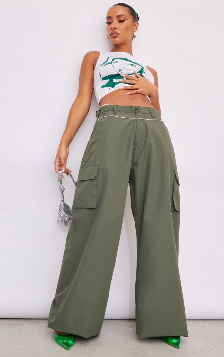 

PrettyLittleThing Широкие брюки карго цвета хаки с карманами по бокам