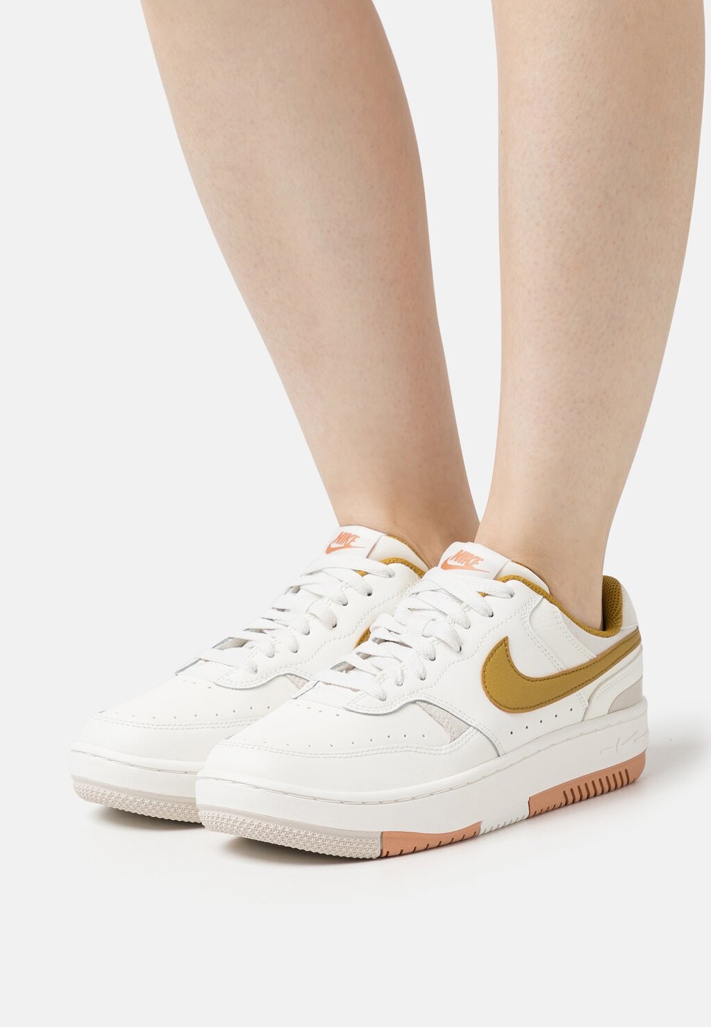 

Кроссовки Nike