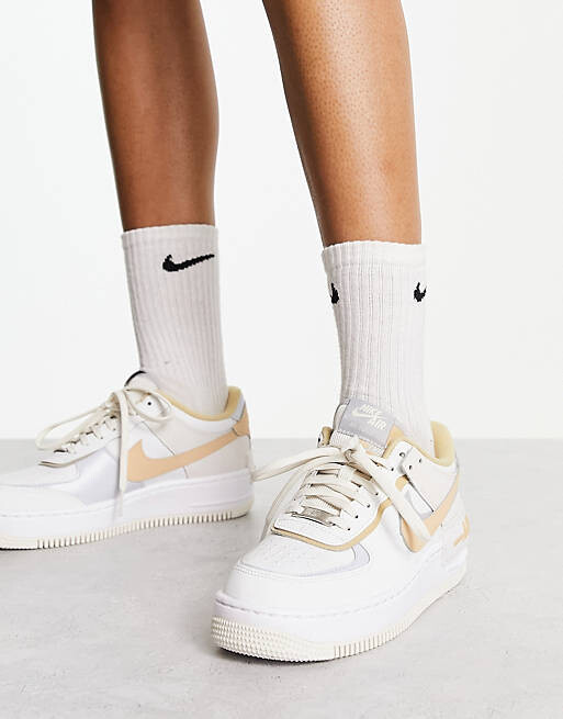 

Белые и кунжутные кроссовки Nike Air Force 1 Shadow