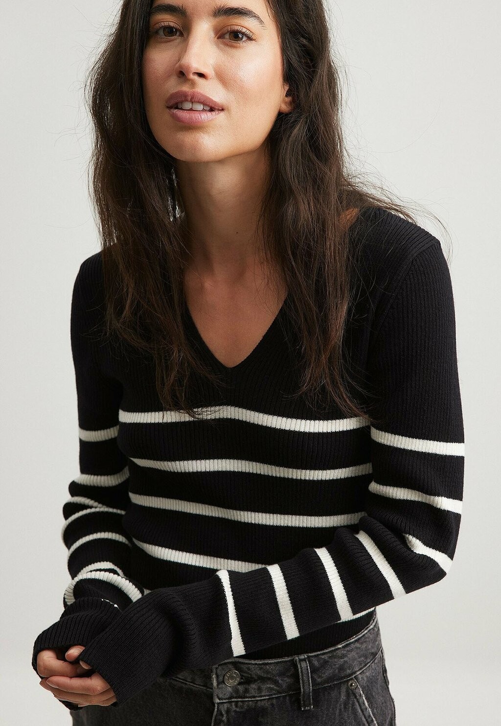 

Свитер вязаный MIT V-DETAIL NA-KD, цвет white black stripe