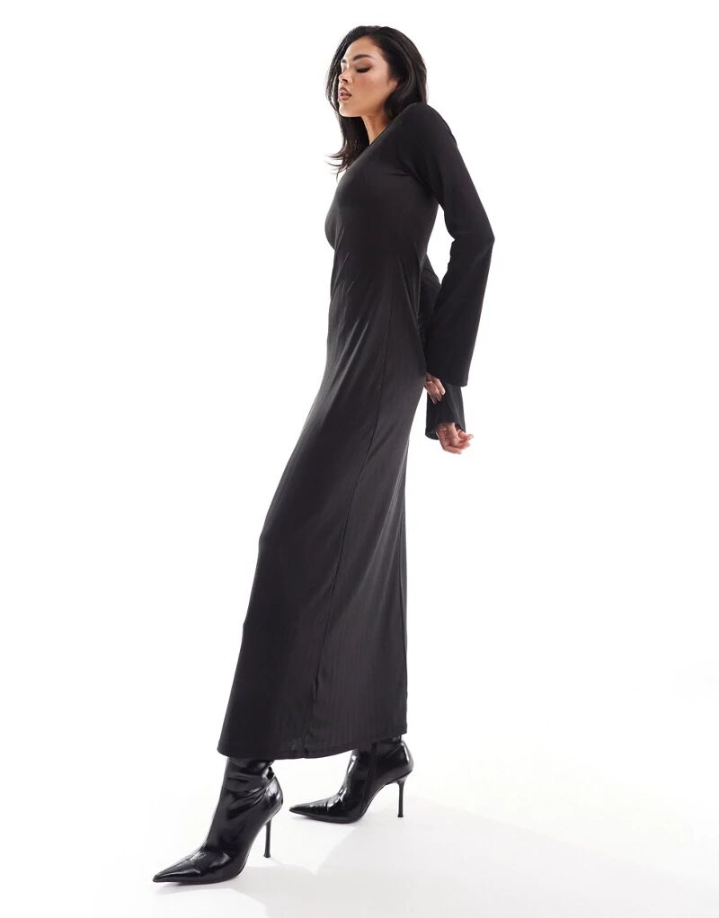 Черное трикотажное платье макси в рубчик NA-KD