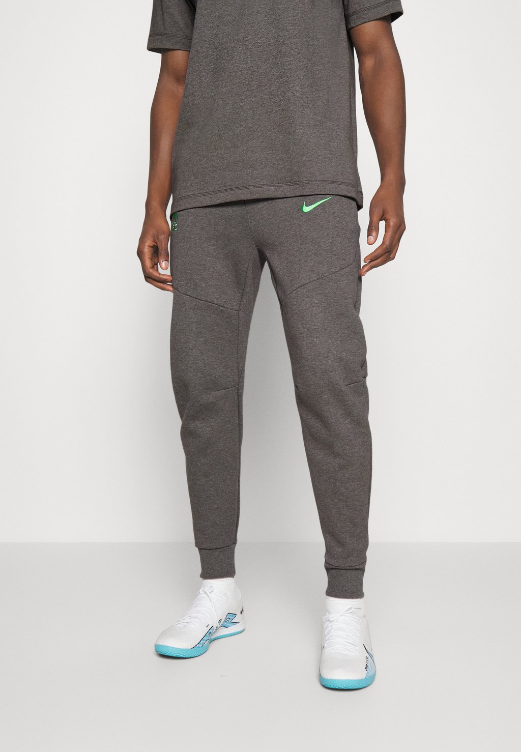 

Team LIVERPOOL FC TECH FLEECE Nike, угольно-вереск/ядовитый зеленый