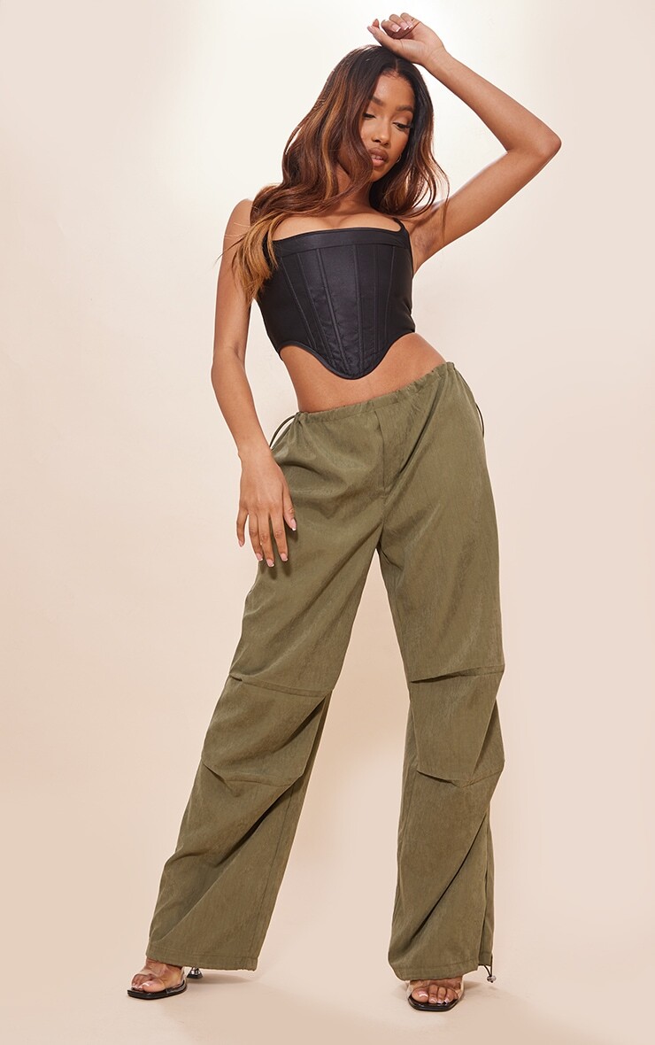 

PrettyLittleThing Черный атласный корсет с глубоким краем и косточками
