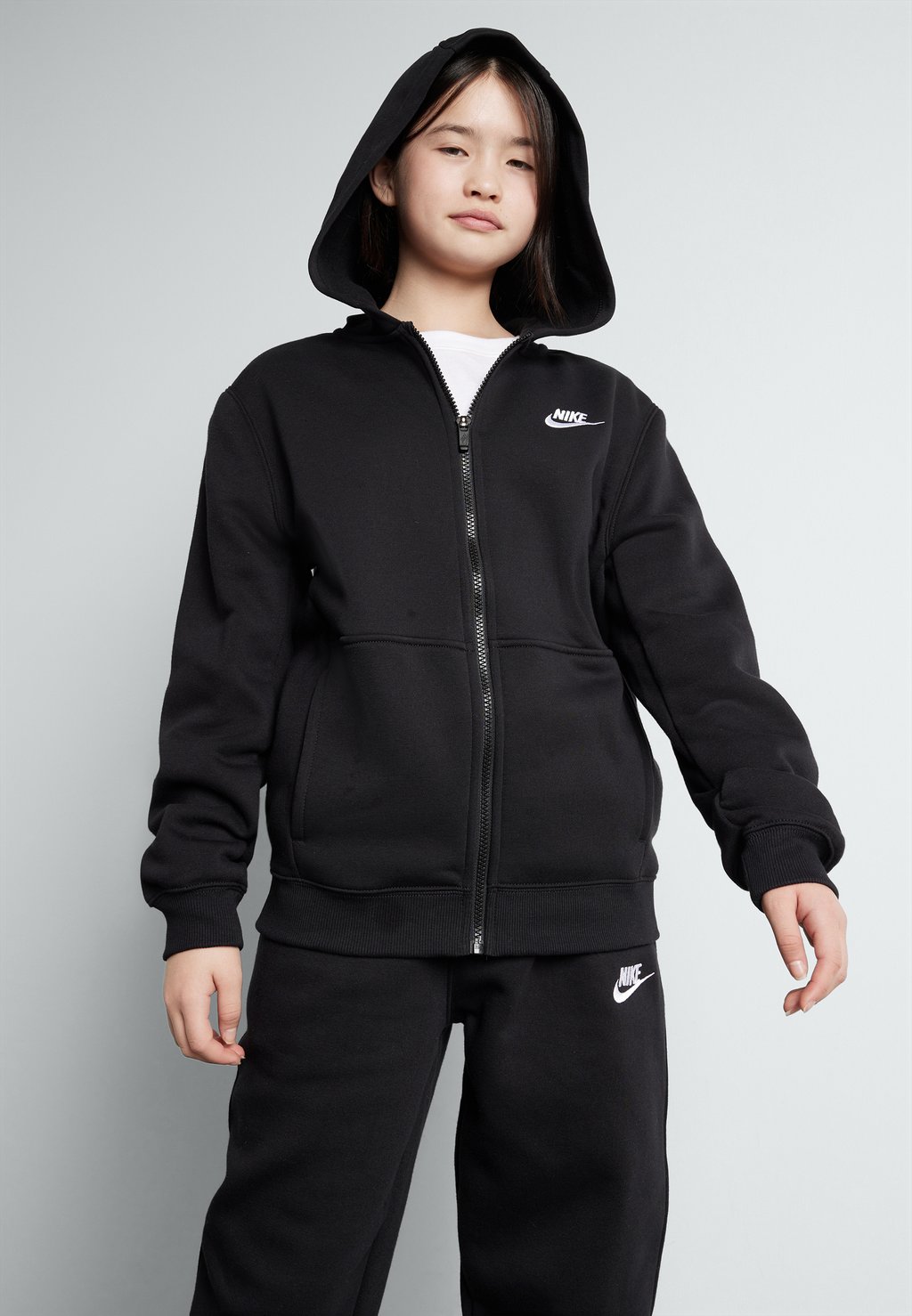 Спортивный костюм CLUB TRACKSUIT UNISEX SET Nike Sportswear, цвет black/white цена и фото