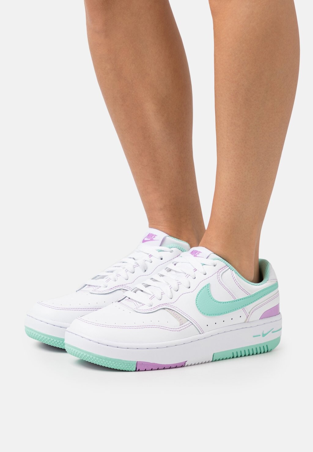 

Кроссовки Nike