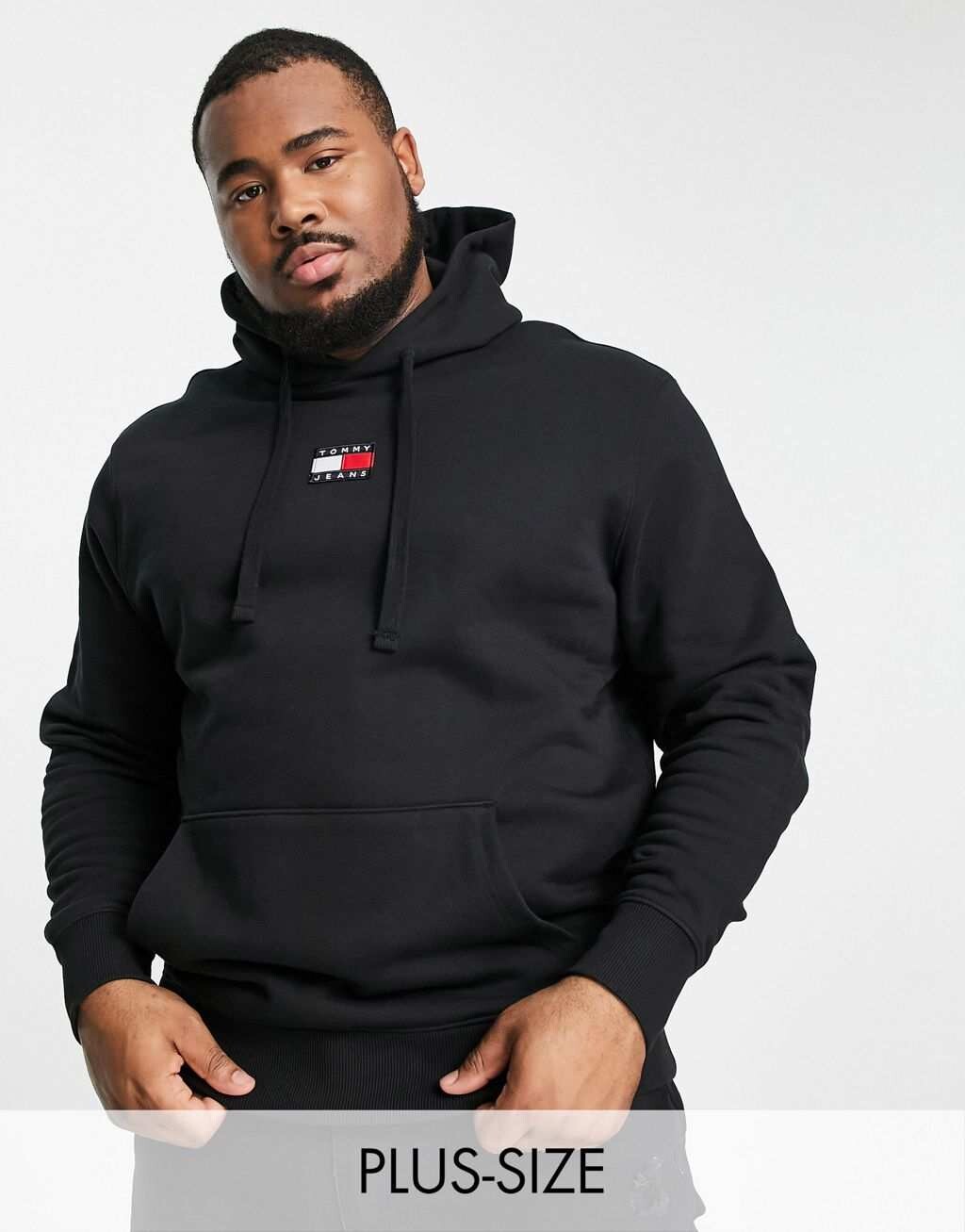 

Черный худи свободного кроя с центральным флагом Tommy Jeans Big & Tall