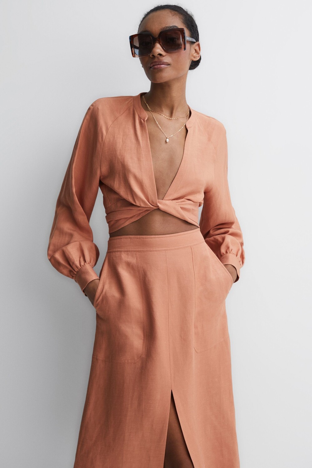 

Блузка Axelle короткого кроя с завязкой спереди Reiss