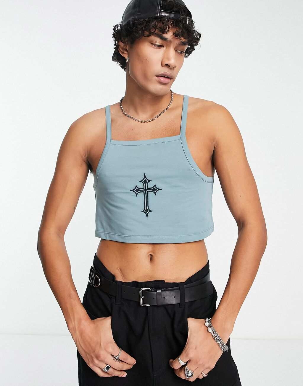 

Синий укороченный жилет с бретелями и вышивкой на груди ASOS DESIGN